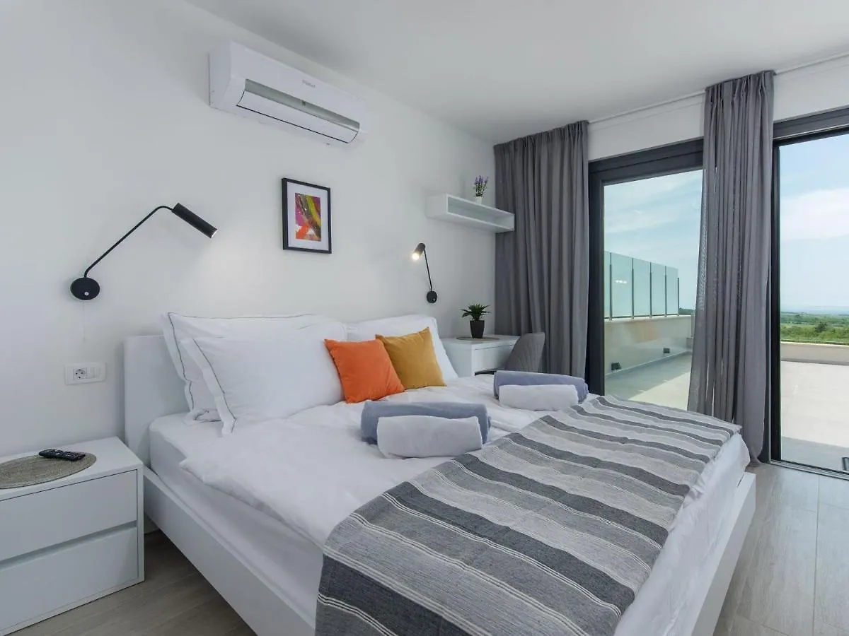 Wonderful Villa With Swimming Pool And Wellness Brtonigla