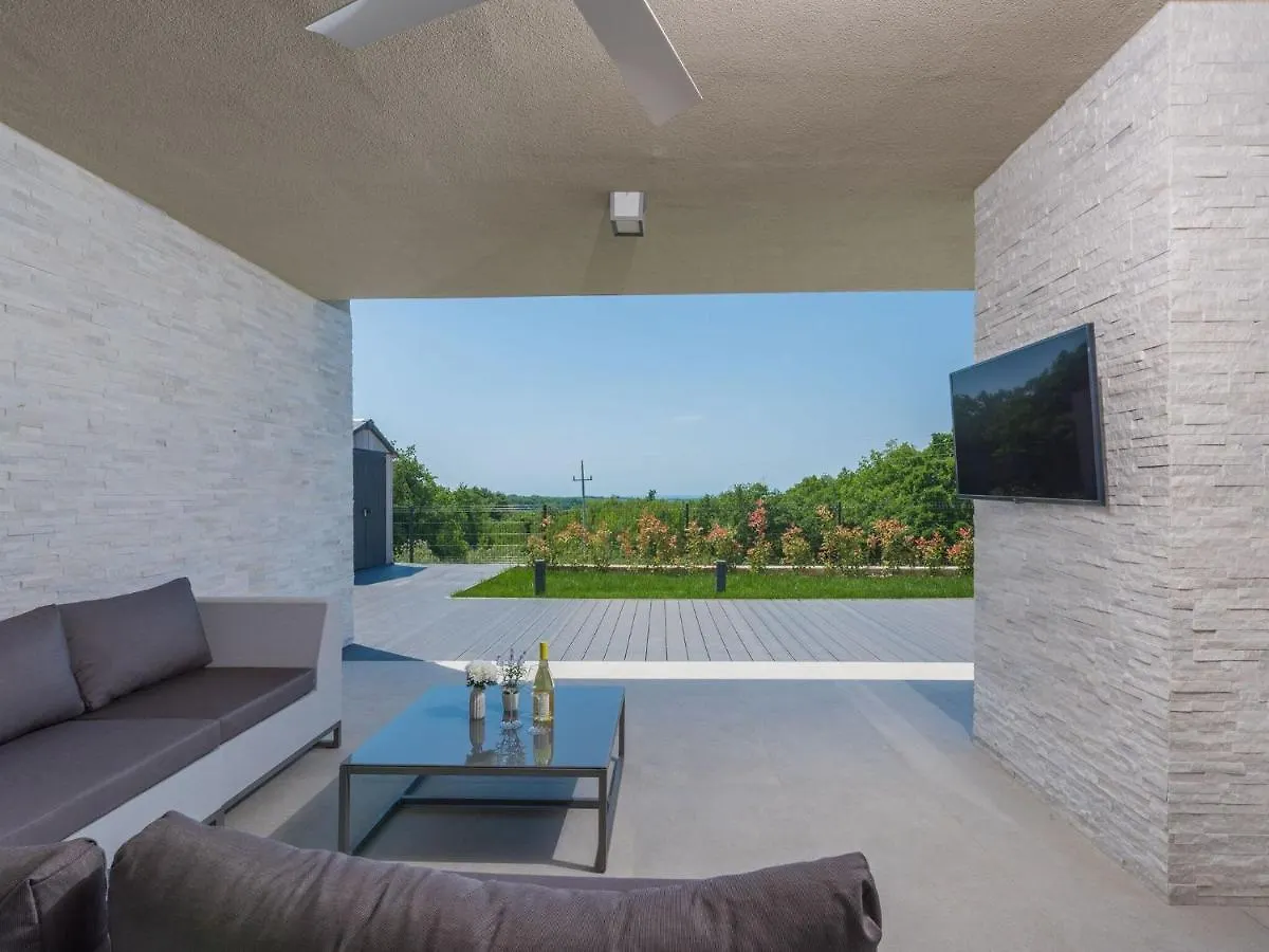 Wonderful Villa With Swimming Pool And Wellness Brtonigla