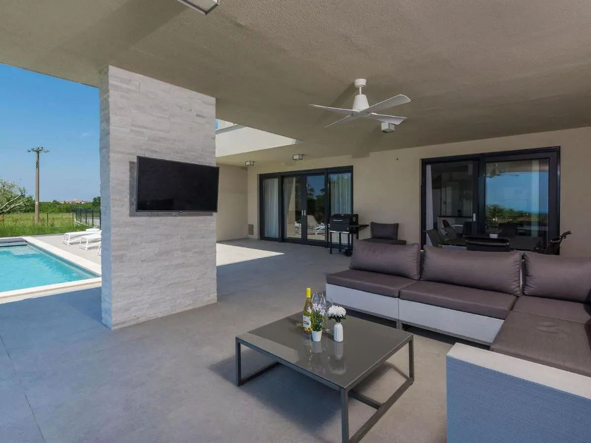 Wonderful Villa With Swimming Pool And Wellness Brtonigla